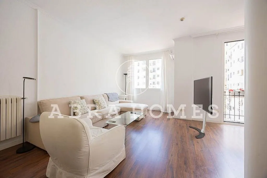 Elutuba - Ample Light Flat with Balcony in Recoletos
