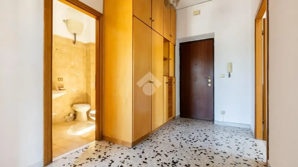 Entrée - Two-Bedroom Apartment with Balcony in Rome