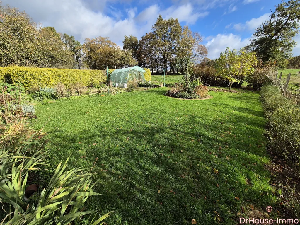Jardin - Maison en Pierres avec Bureau et Dépendance à Domfront