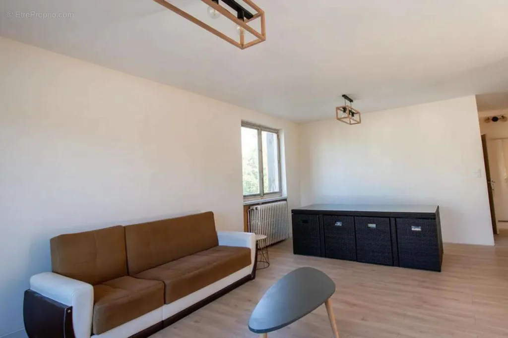 Séjour - Maison Lumineuse avec Jardin à Guéret