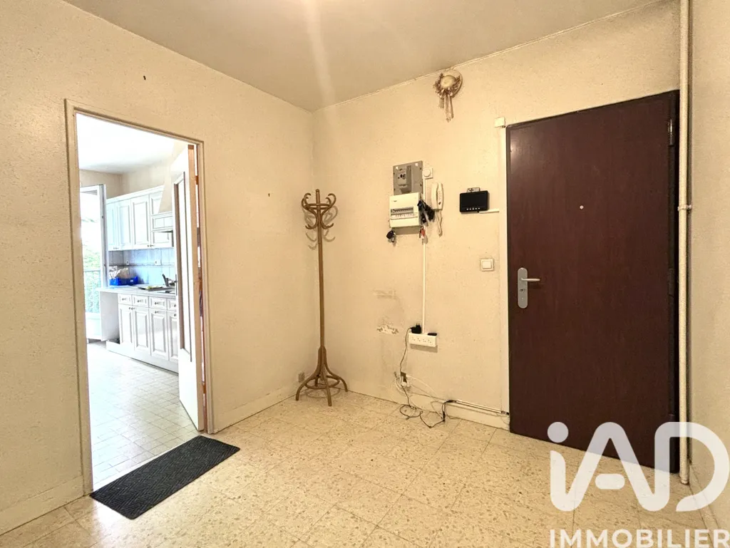 Esik - 3-Bed Apartment with Garden Access in Senlis