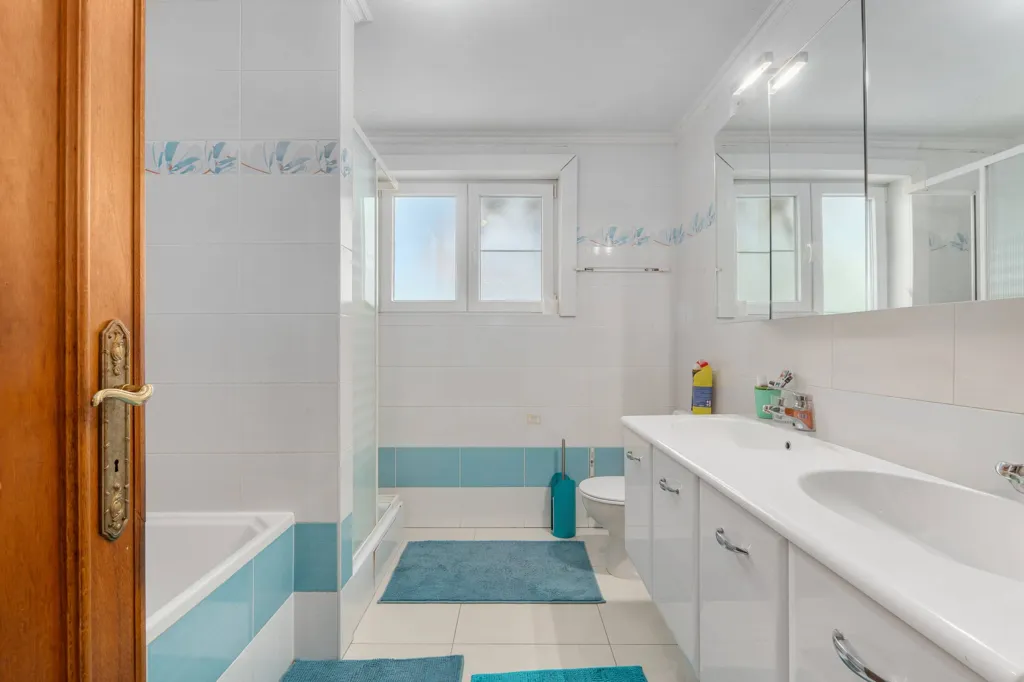 Salles de bain - Villa à Rénover dans un Quartier Calme à Sterrebeek