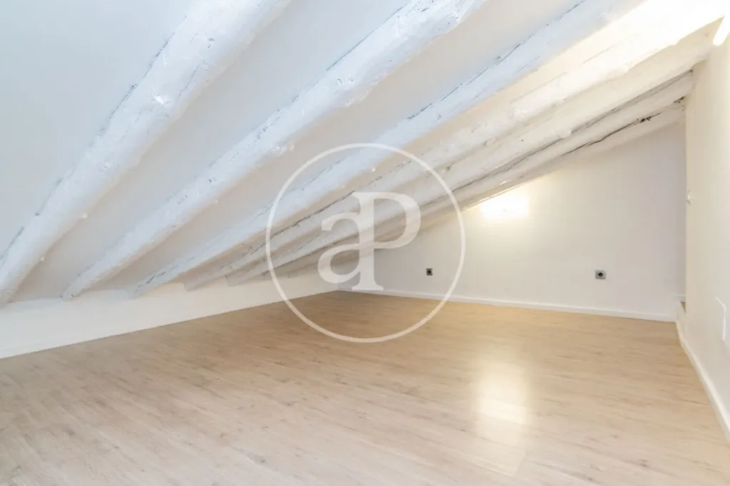 Rooms - Modern Apartment with Balcony Views in Madrid Centre