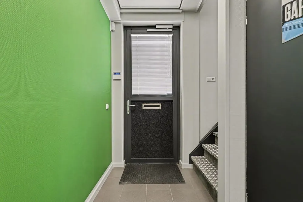 Esik - Commercial Unit with Secure Outdoor Space in Strijen