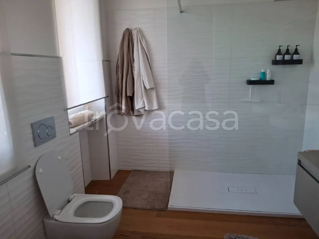 Salles de bain - Rustic-Style Apartment with Mountain View in Orbassano