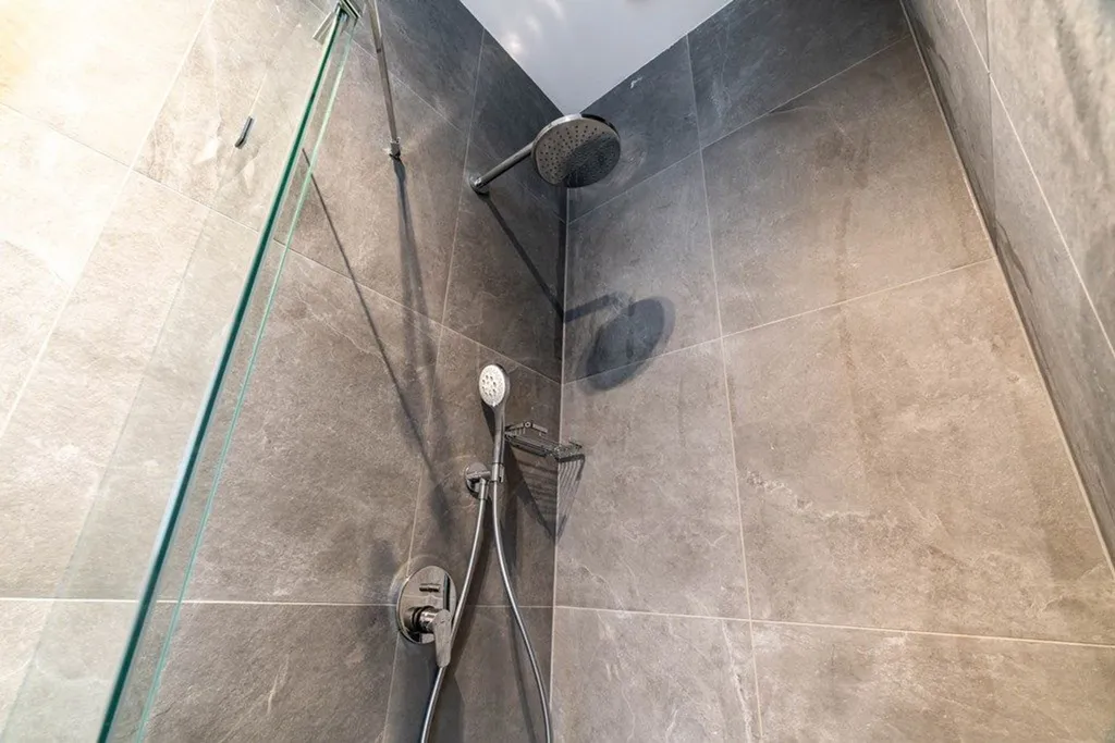 Salles de bain - One-Bedroom Apartment with Parking in The Hague