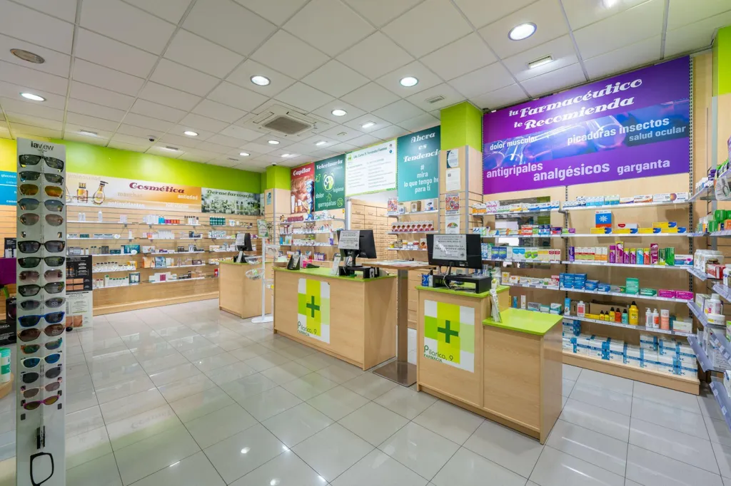 Rooms - Commercial Property with High Visibility in Almería