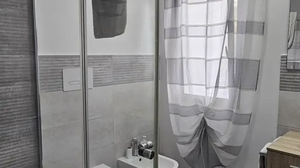Vannitoad - Modernised Apartment with Panoramic Balcony in Messina