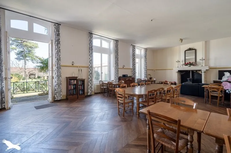 Salle à manger - Domaine historique avec piscine près de la côte