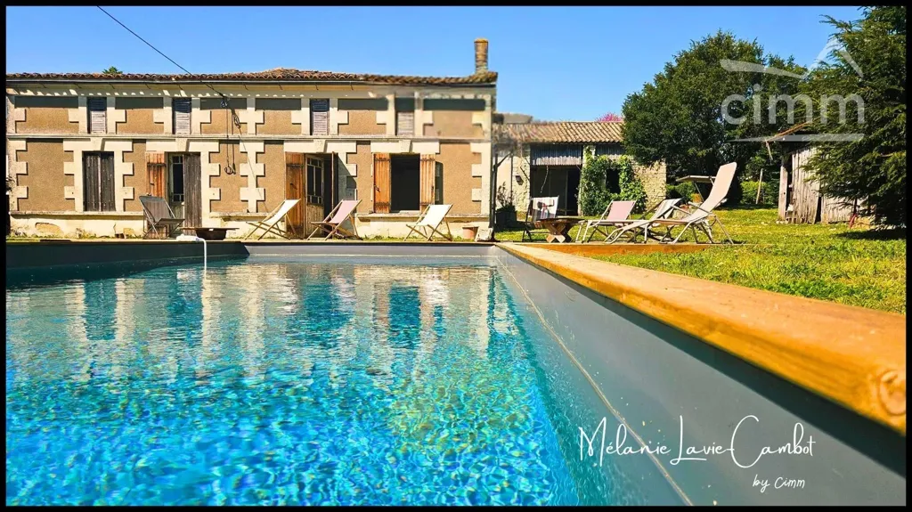 Piscine - Maison de luxe avec piscine à Saint-Martial-de-Mirambeau