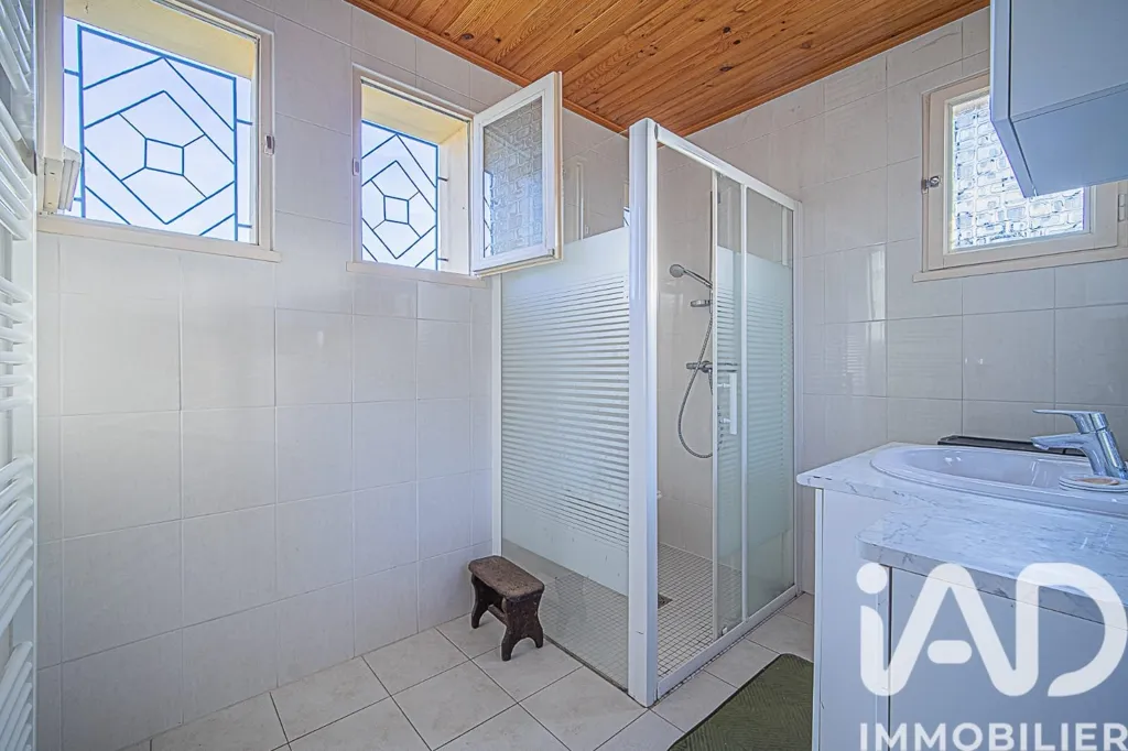 Salles de bain - Maison Traditionnelle avec Jardin à Verdun
