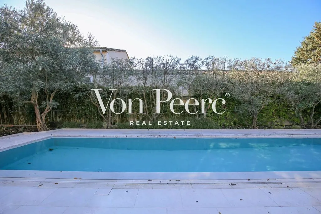 Piscine - Maison Contemporaine avec Jardin et Piscine à Saint-Rémy-de-Provence
