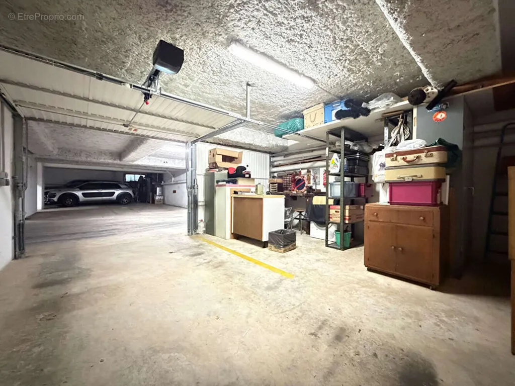 Garage - Appartement de type F4 au rez-de-chaussée à Villejuif