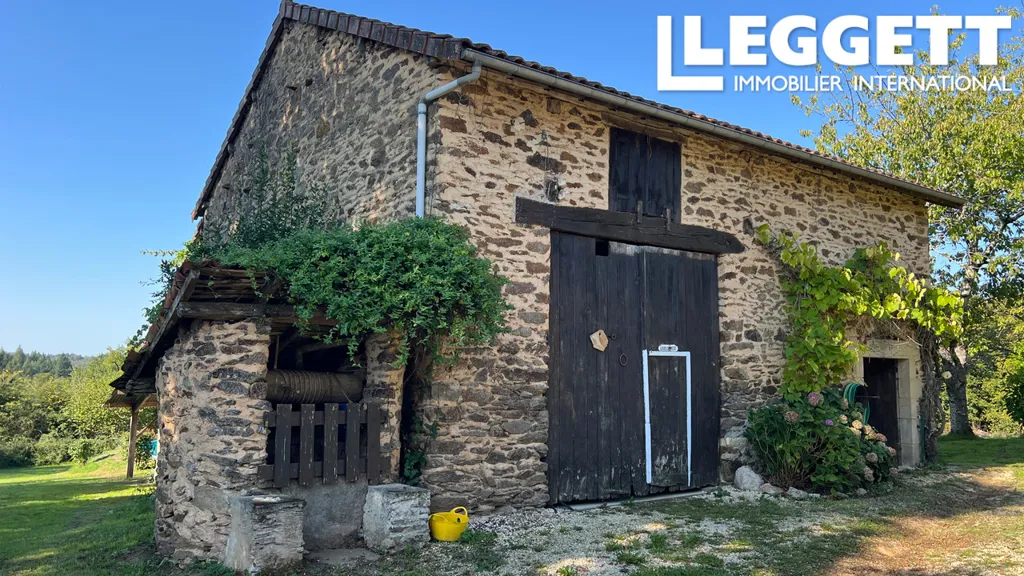 Extérieur - Ensemble Rural avec Deux Maisons et Jardin de 1,75 Acre