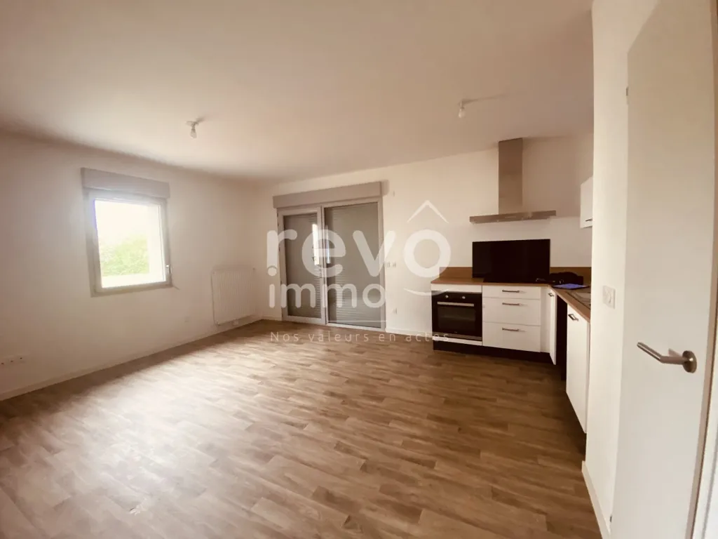 Kitchen - 3-Bedroom Flat with Balcony in Hauts de Saint-Aubin
