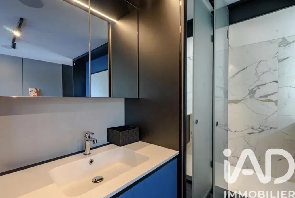 Vannitoad - Luxury Floating Home with River Access in Sarreguemines
