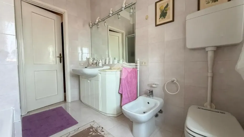 Bagni - Trilocale with Balcony in Brescia