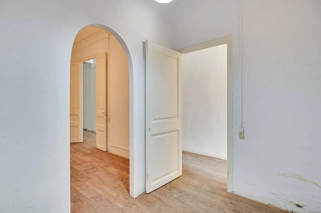 Esik - Luxury Apartment for Renovation in Eixample, Barcelona
