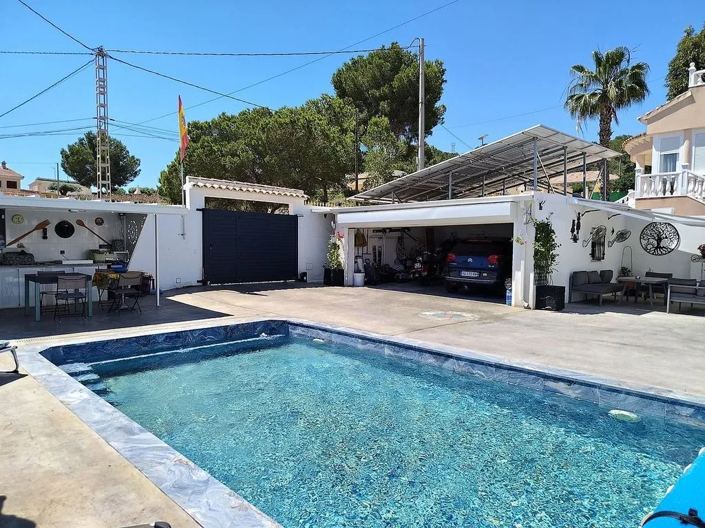 Bassein - Three-Bedroom House with Pool in Jacarilla