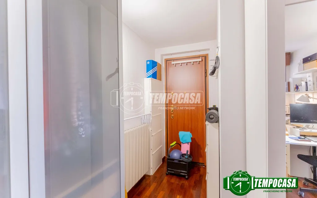 Esik - Modernised Three-Room Flat with Balcony in Milan