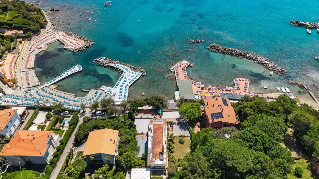 Vista aerea - Villa fronte mare con terrazze a Castiglioncello