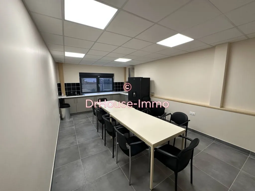 Kabinet - Commercial Space with Large Warehouse in Château-Landon