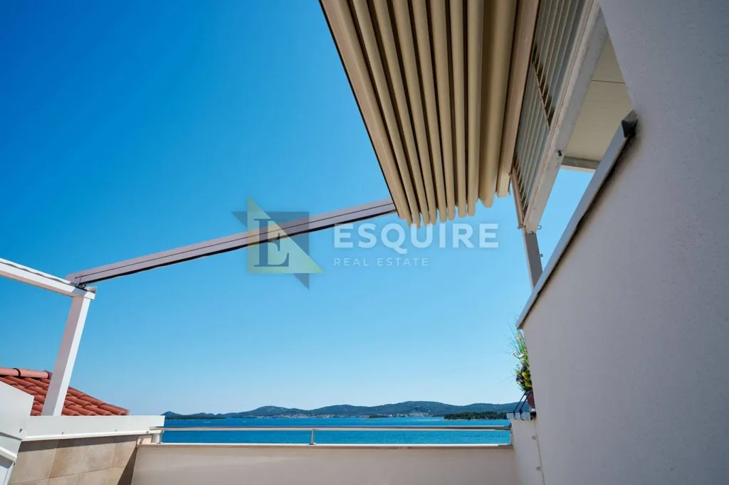 Terrass - Seafront Apartment with Terrace in Turanj