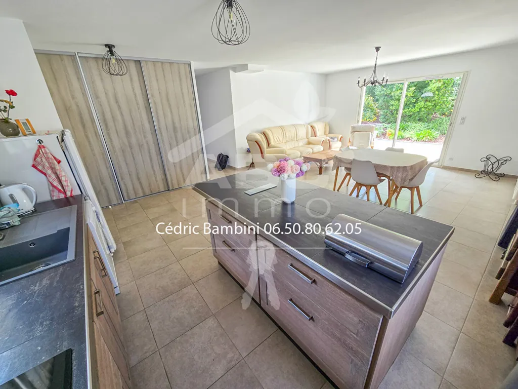 Köök - Recent Flat-Plan House with Garden near Town Centre