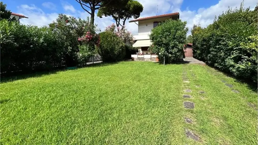 Aed - Villa with Garden near Forte Dei Marmi