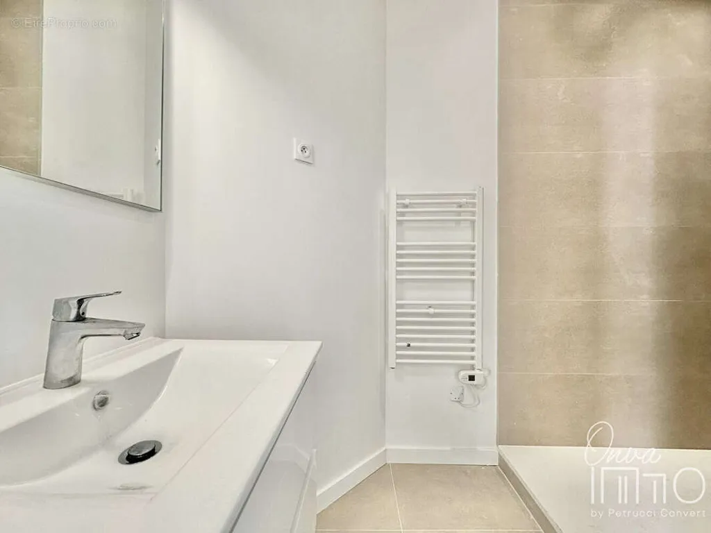 Salles de bain - Duplex Rénové avec Jardin à Montchat
