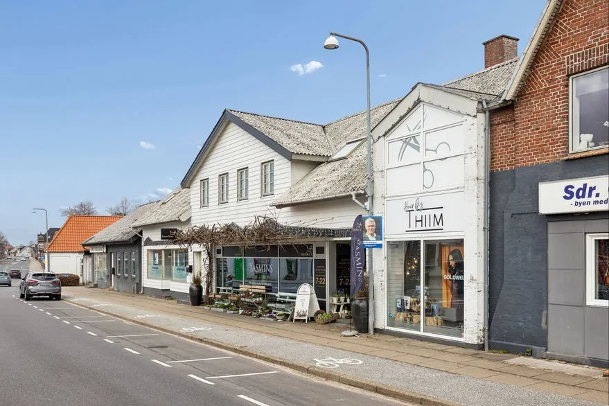 Extérieur - Mixed-Use Property with Central Location in Sønder Omme