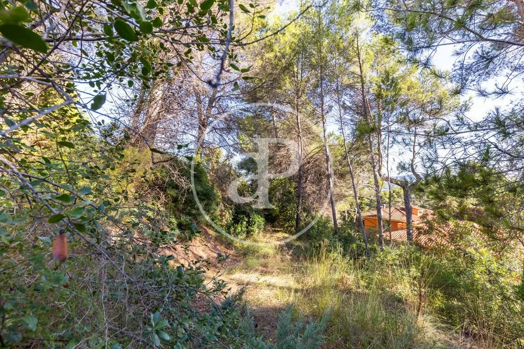 Jardin - Urban Plot with Elevated Views in Bellaterra