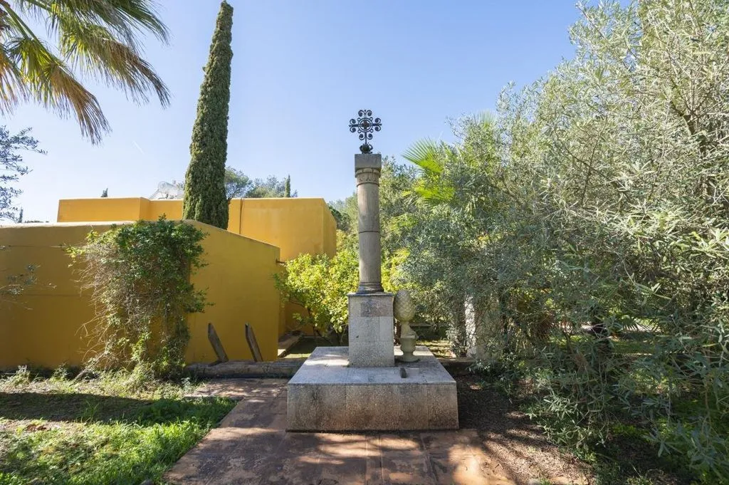 Aed - Exclusive Country House with Rustic Charm in Ibiza