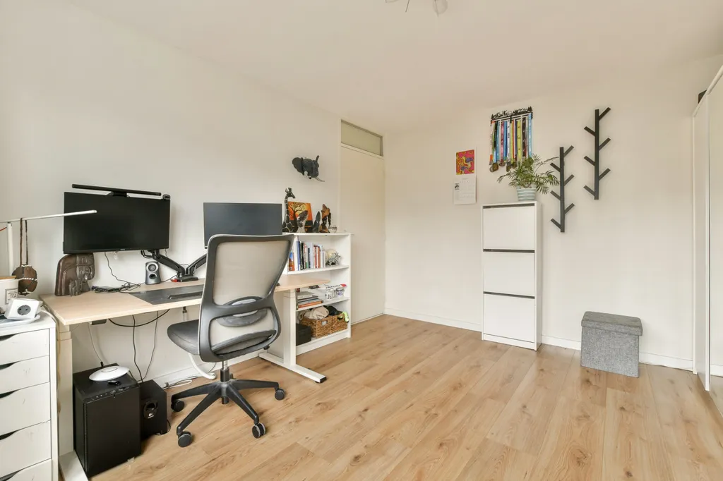 Office - Five-Bedroom Apartment with Garden in Utrecht