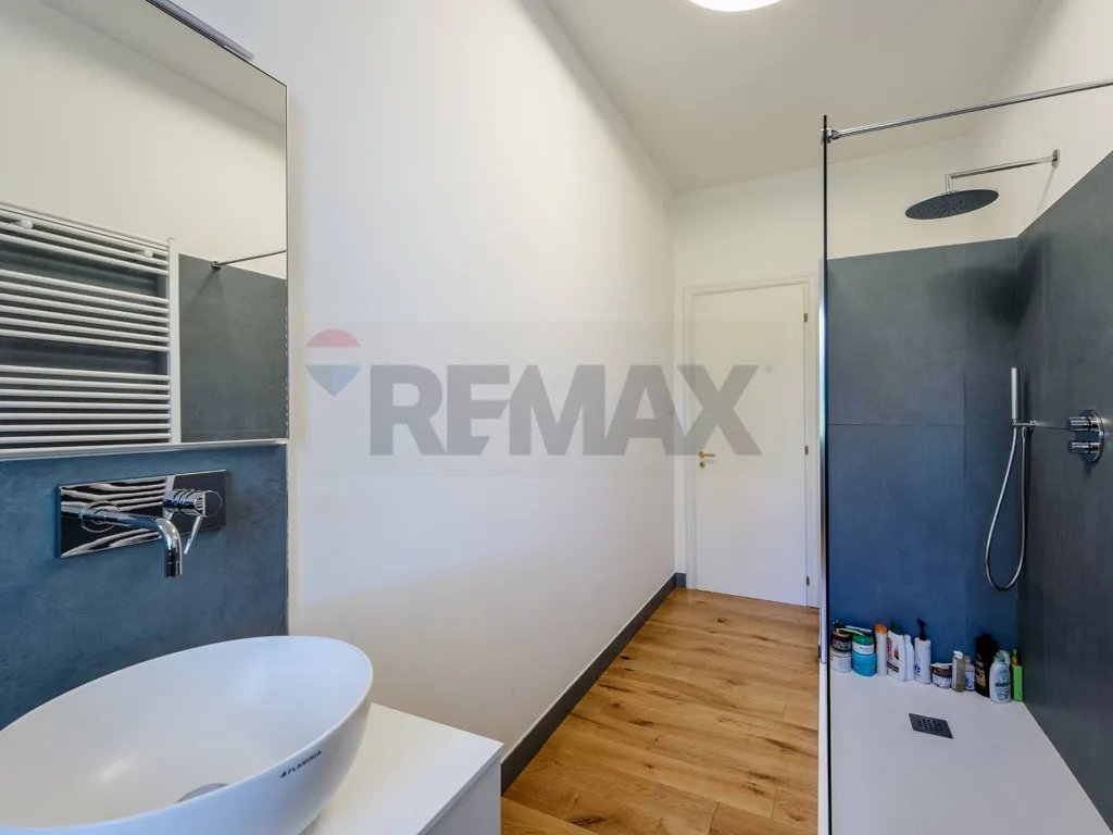 Salles de bain - Modern Penthouse with Lake View in Verbania