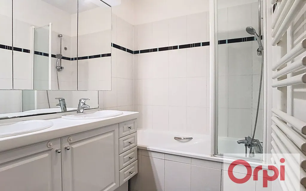Salles de bain - Appartement Traversant avec Balcon à Issy-les-Moulineaux