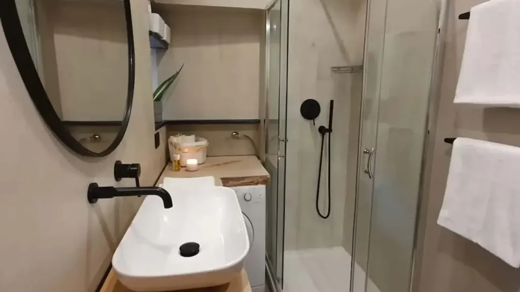 Bathrooms - Furnished Studio with Air Conditioning in Genoa