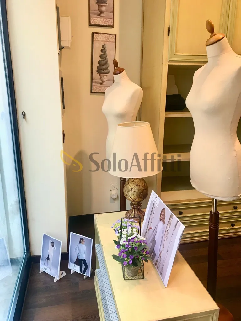 Rooms - Shop with Display Window in Via Cesare Battisti