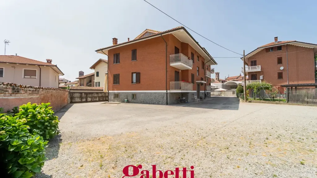Välivaade - First-Floor Flat with Two Balconies in Cavallermaggiore