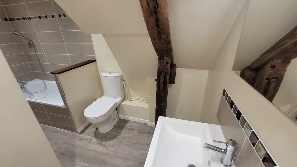 Salles de bain - Maison de ville rénovée avec terrasse à Rugles