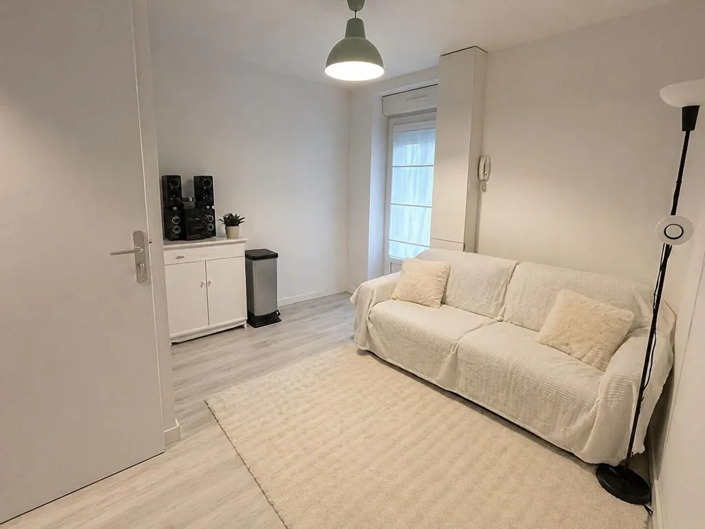Living Room - Meubled Flat with Courtyard in Nantes