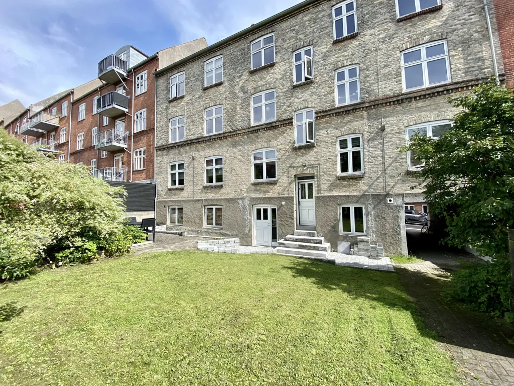 Aed - Two-Bedroom Flat with Exposed Beams in Odense