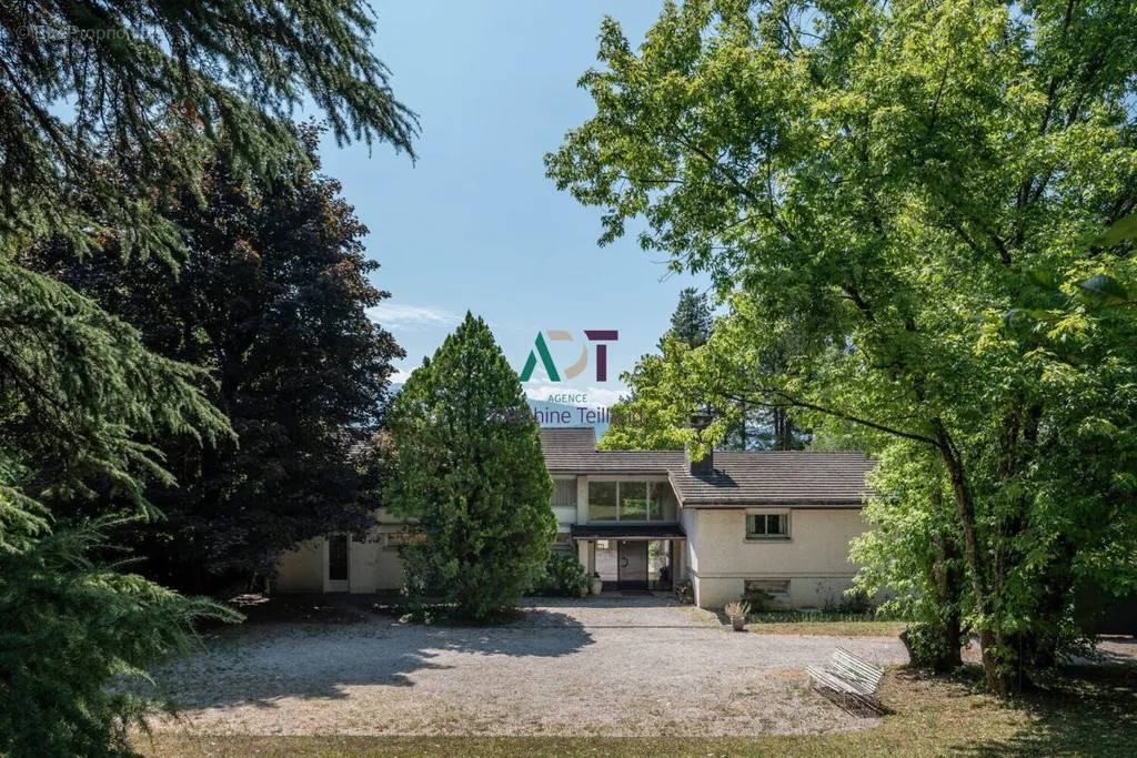 Extérieur - Maison d'Architecte avec Piscine à Saint-Ismier
