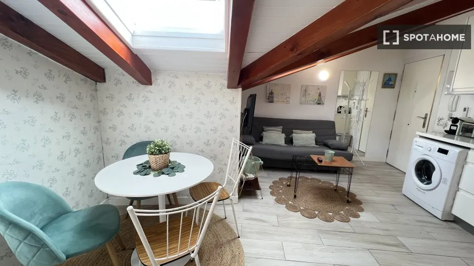 Salle à manger - Furnished Studio in Universidad, Madrid