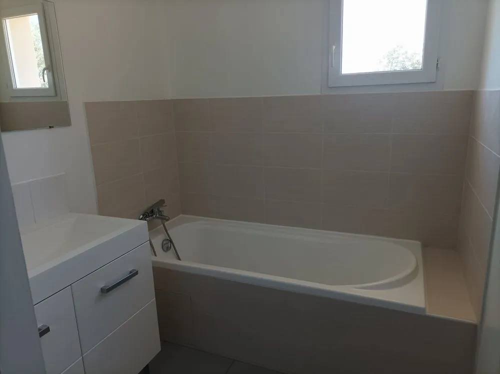 Salles de bain - Villa 3 Pièces avec Terrasses à St-Lys