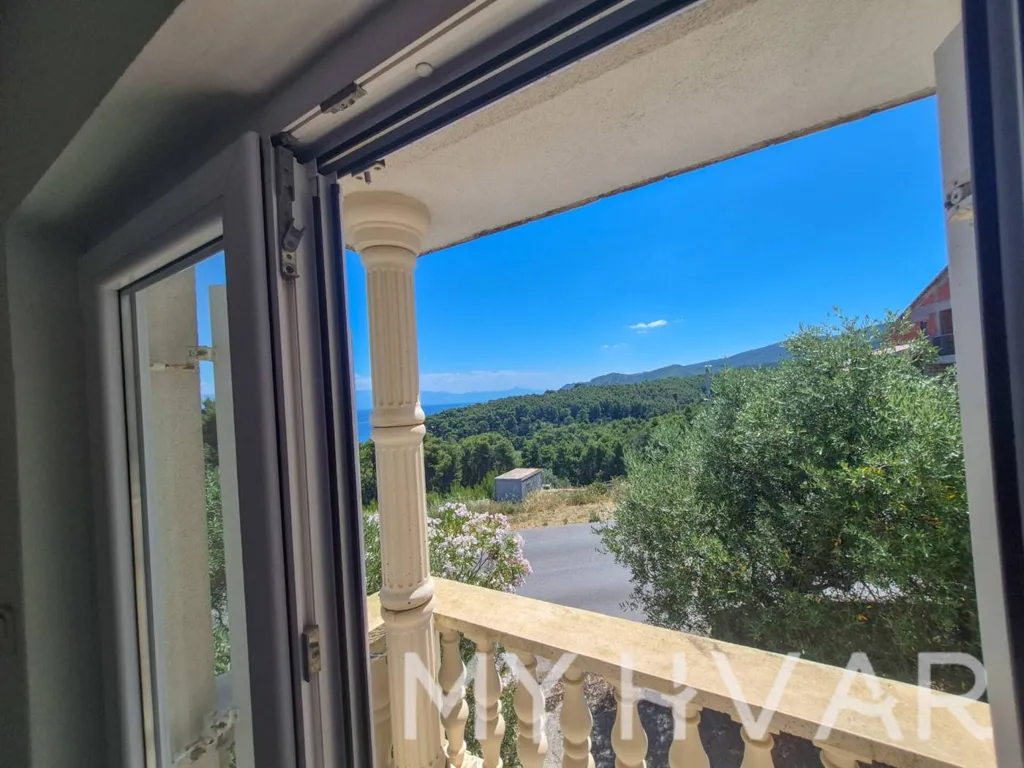 Balcon - Family House with Seafront in Jelsa