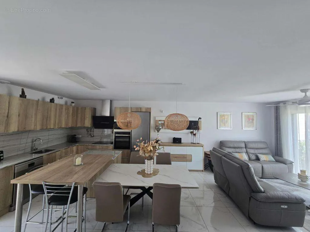 Cucina - Contemporary House with Pool Potential in Saint-Cyprien