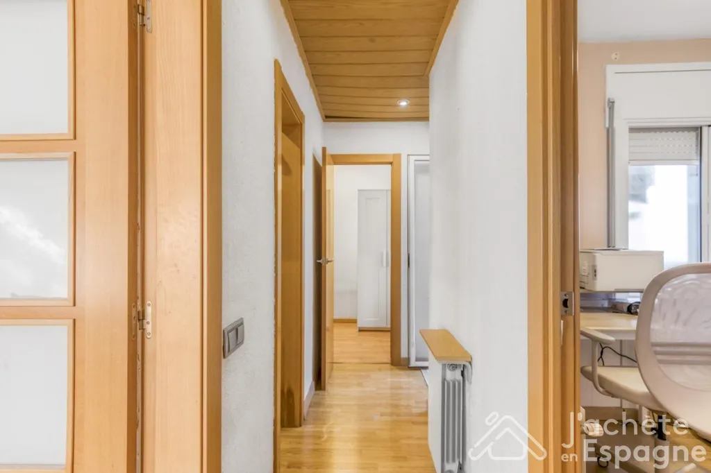 Esik - Apartment with East-Facing Terraces in Gavà