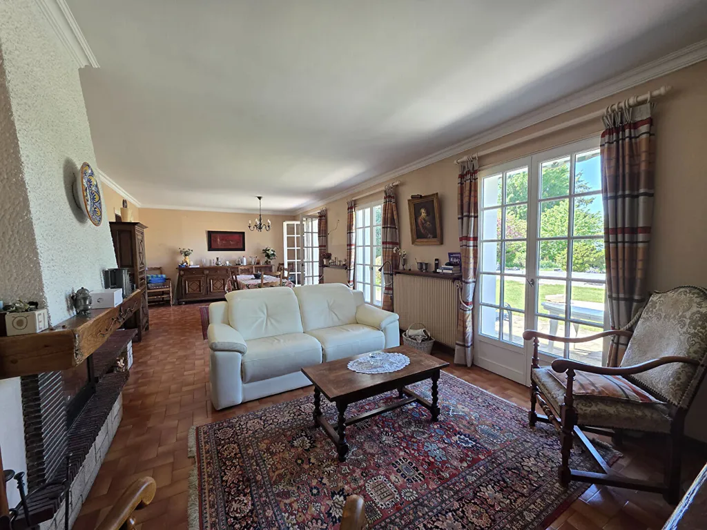 Elutuba - House with Pool and Tennis Court in Savouges