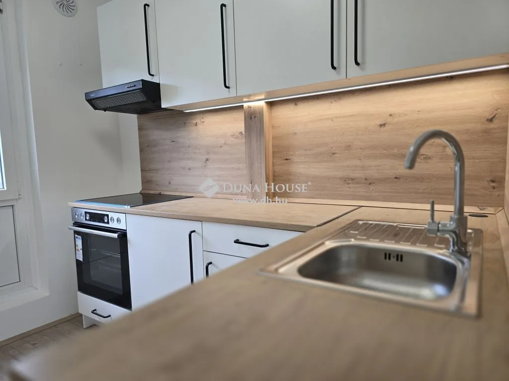 Cucina - Modernised Apartment with Balcony in Kertváros, Pécs